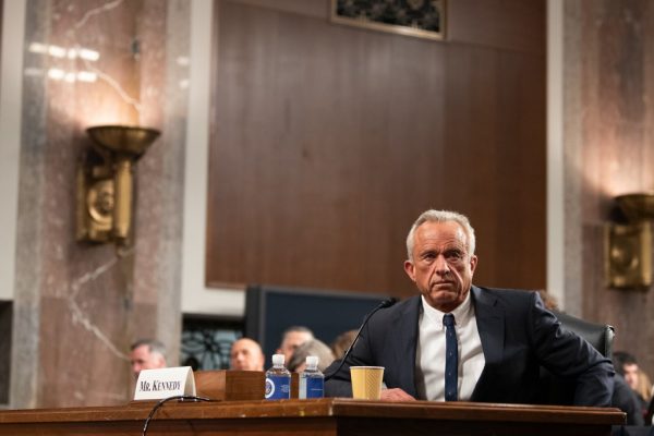 Estrategia antivacunas de Kennedy podría forzar el retiro de vacunas del mercado, advierten fabricantes